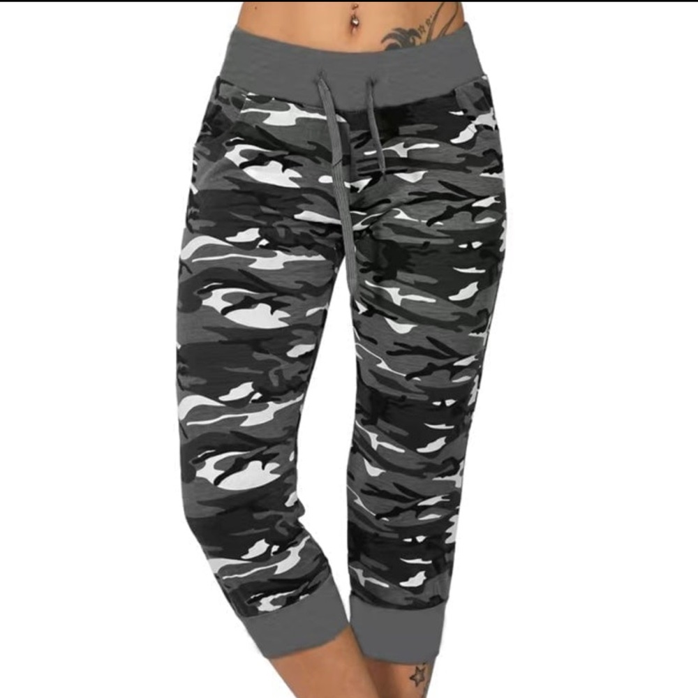 Camo capri lightweight pants